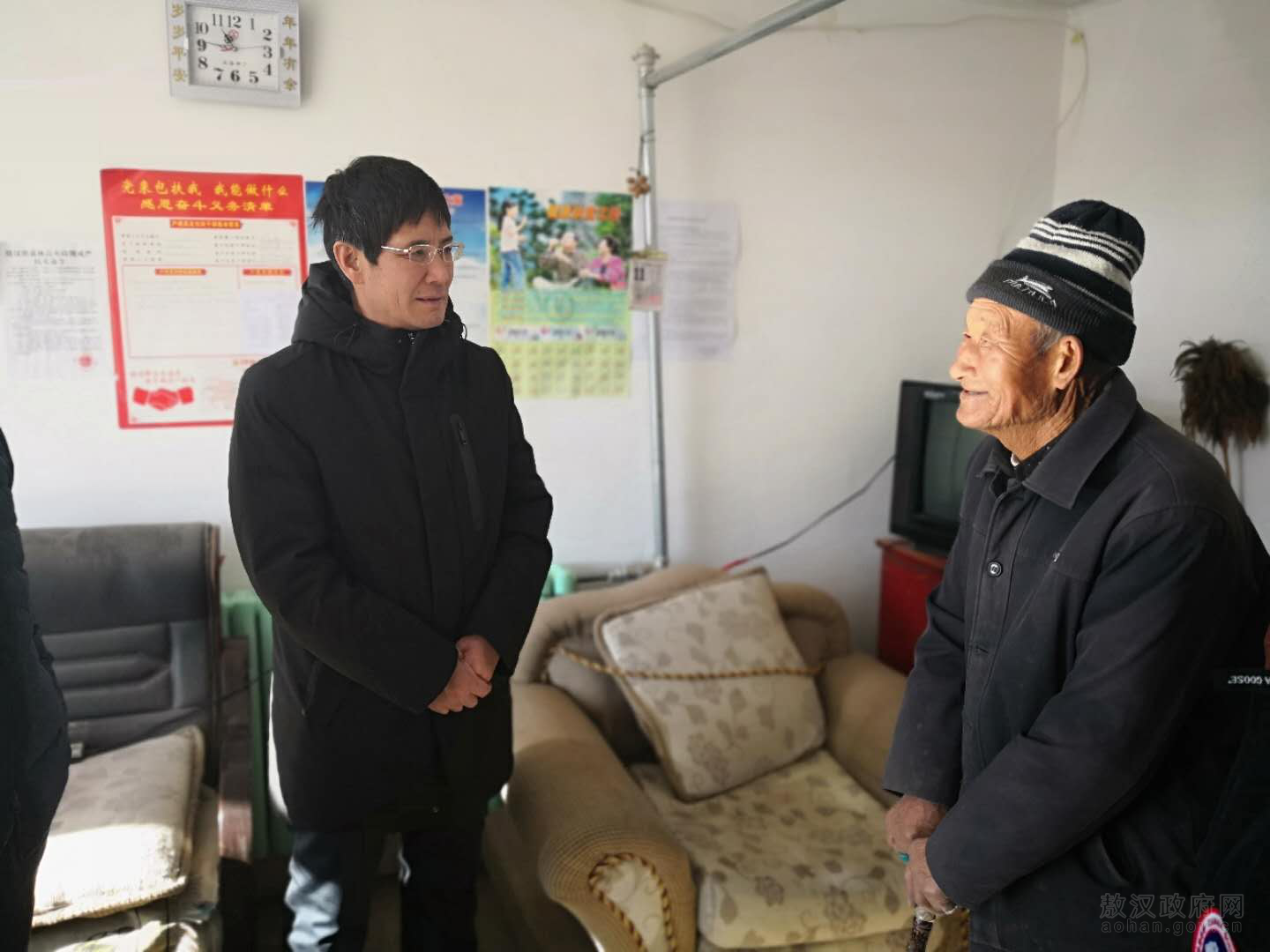 自治区驻敖汉旗脱贫攻坚工作总队队长 、旗委副书记童慧泉...