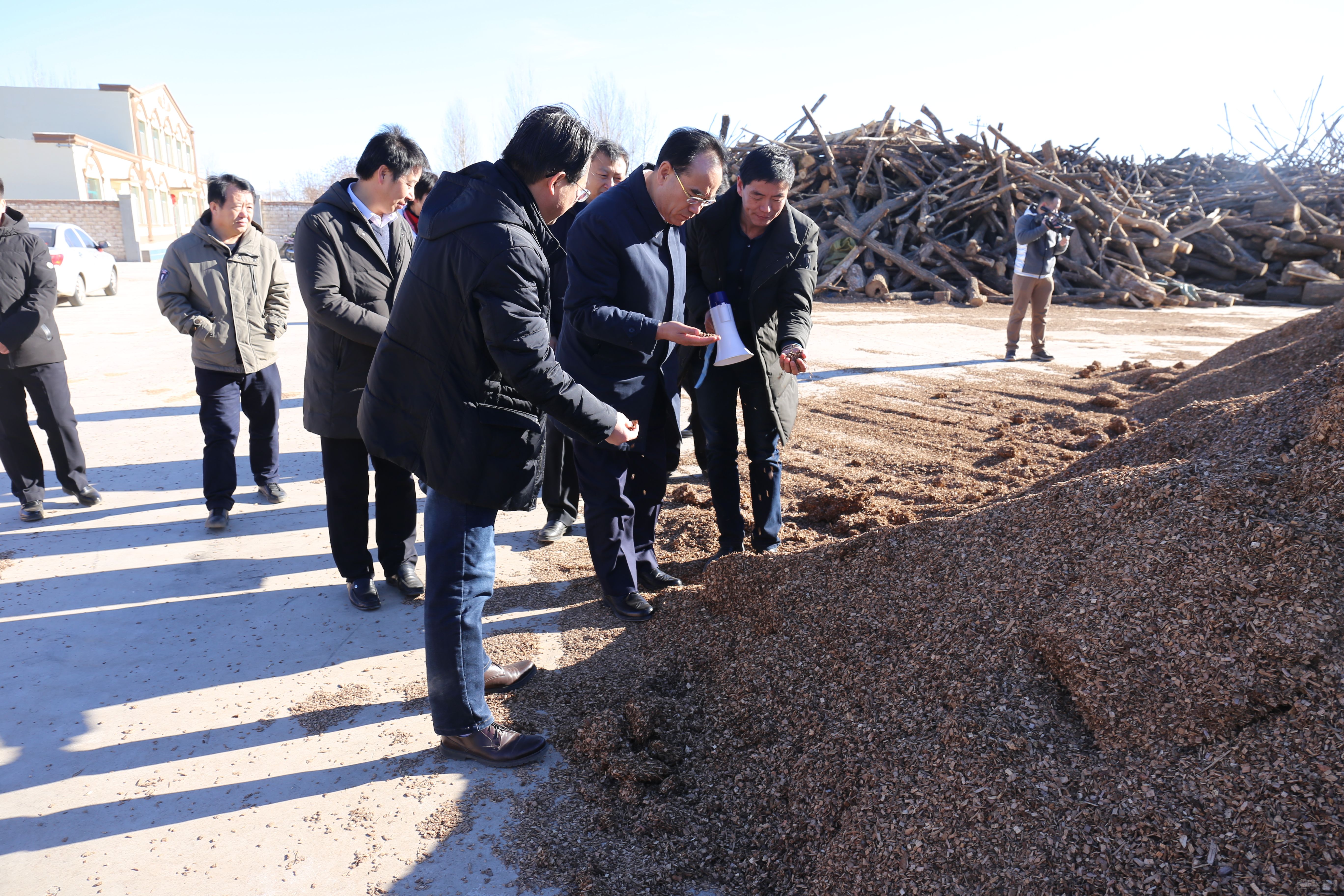 旗委书记邱文博在贝子府镇千亩食用菌扶贫产业园调研...