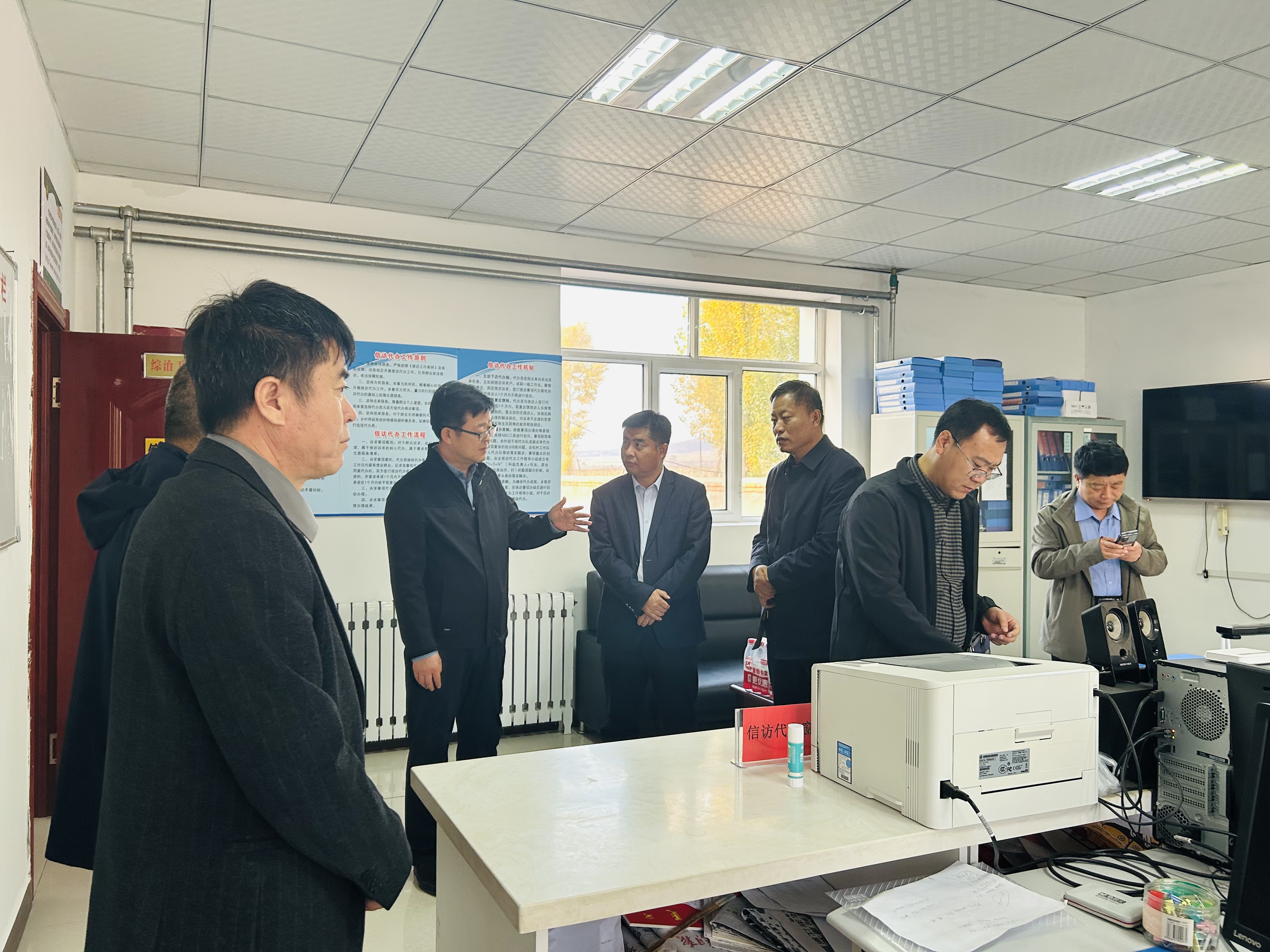 敖汉旗旗委副书记,政法委书记吕希民一行到新惠镇调研信访工作